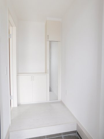 名古屋市中村区二ツ橋町２丁目の新築一戸建の玄関|◇玄関収納◇　　玄関がスッキリと片付くミラー付きシューズ収納！