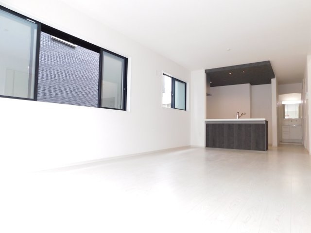 名古屋市中村区二ツ橋町２丁目の新築一戸建の居間・リビング|◇リビング◇　　明るく広いリビング２１．７帖　カウンター＋収納付き♪