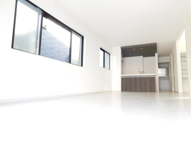 名古屋市中村区二ツ橋町２丁目の新築一戸建の居間・リビング|◇リビング◇　　明るく広いリビング２１．７帖　オシャレな折下天井の対面キッチン♪