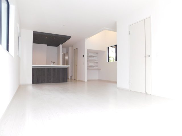 名古屋市中村区二ツ橋町２丁目の新築一戸建の居間・リビング|◇リビング◇　　明るく広いリビング２１．７帖　　開放感のある吹抜の空間♪　カウンター＋収納完備！