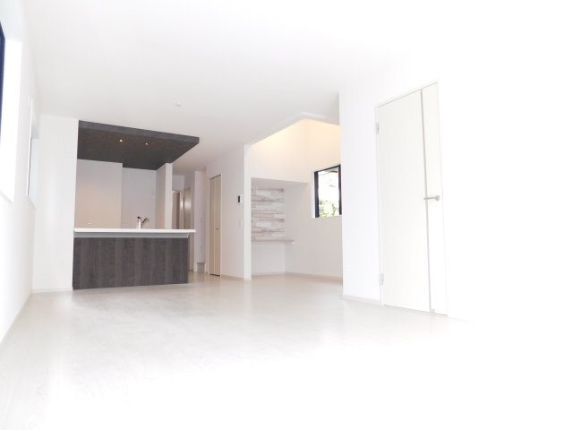 名古屋市中村区二ツ橋町２丁目の新築一戸建の居間・リビング|◇リビング◇　　明るく広いリビング２１．７帖　　開放感のある吹抜の空間♪　カウンター＋収納完備！