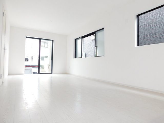 名古屋市中村区二ツ橋町２丁目の新築一戸建の居間・リビング|◇リビング◇　　明るく広いリビング２１．７帖　インテリアプランが考えやすいワイドなリビング♪