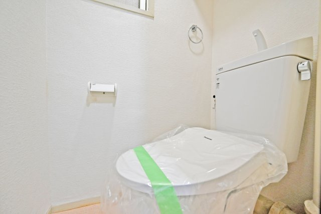 ローズコーポ千里C棟のトイレ|新調済みのトイレでウォシュレット機能が付いており、清潔で心地よくご利用いただけます。