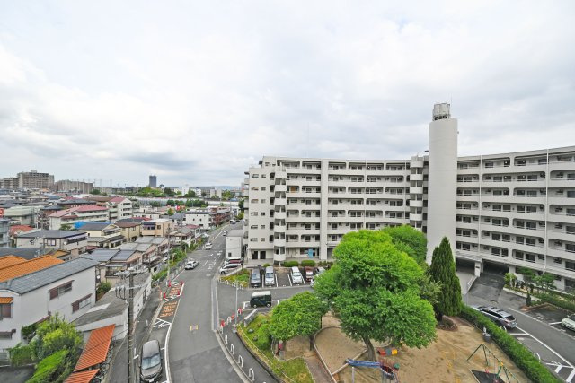 ローズコーポ千里C棟の展望|たっぷりの陽光が差し込む南東向きの住まいです。