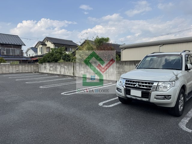 メゾンベールMの駐車場