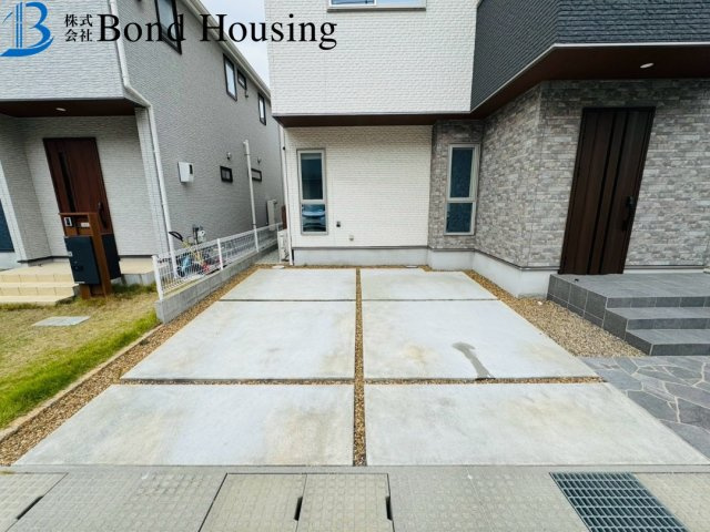 「令和4年築」「並列2台可」朝霧北町　築4年の駐車場