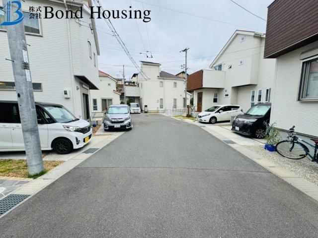 「令和4年築」「並列2台可」朝霧北町　築4年の前面道路含む現地写真