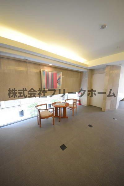 武蔵野市吉祥寺本町４丁目の賃貸マンションのロビー