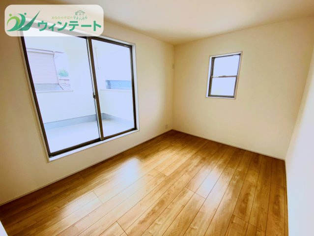 第4石岡市山崎　新築戸建の洋室|洋室は窓があり、明るく開放的な印象。収納も備えた便利な空間で、使い勝手の良い設計です。