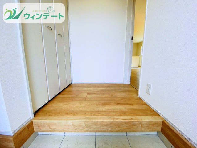 第4石岡市山崎　新築戸建の玄関|シューズボックス完備で収納力も豊富。玄関周りがすっきり片付き、いつでも快適に使えます。