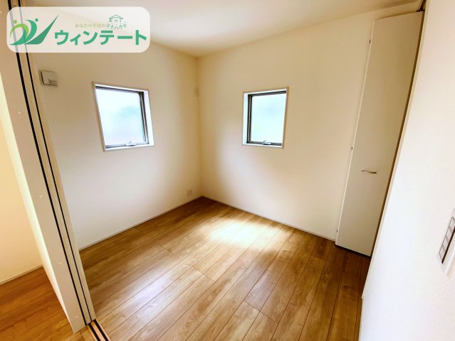 第4石岡市山崎　新築戸建の洋室|全室にしっかり採光を確保した明るい洋室。収納スペースもあり、家族それぞれのプライベート空間として快適に過ごせます。