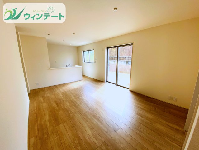 第4石岡市山崎　新築戸建の居間・リビング|対面キッチンからはリビング全体が見渡せ、小さなお子さまがいても安心。家族の絆を深める空間です。