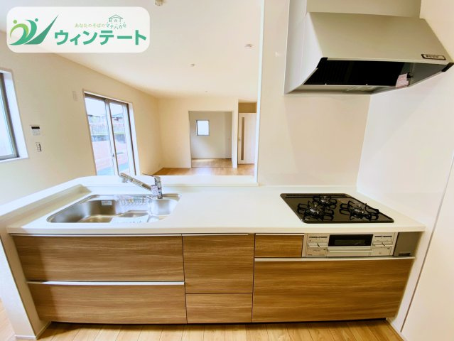 第4石岡市山崎　新築戸建のキッチン|調理スペースが広く、収納も豊富なキッチン。シンプルなデザインで清潔感を感じられます。
