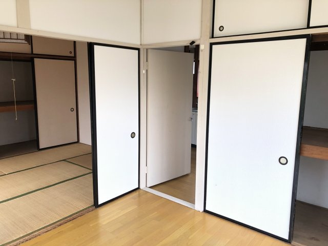 明るい色調の室内です