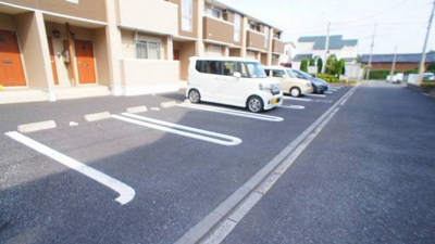 車をお持ちの方に嬉しい駐車場付きの物件です