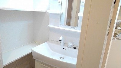 明るい洗面所です
