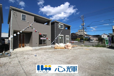 【外観】 | クレイドルガーデン山陽小野田市中央 第2（3号棟） | 現地（2026年10月7日撮影）室内工事中です。
車もゆったり駐めることができます。ぜひ現地をご覧ください。
