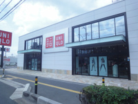 ユニクロ草加花栗店(衣料店)まで580ｍ