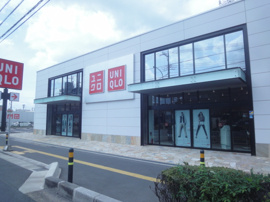 ユニクロ草加花栗店(衣料店)まで580ｍ