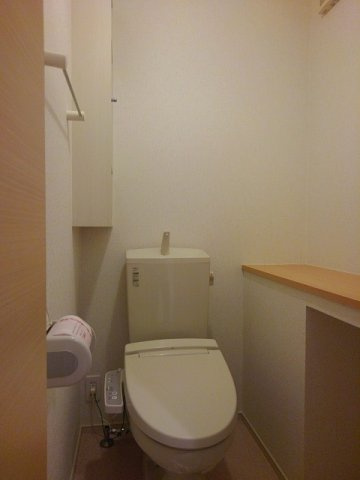 落ち着いた色調のトイレです