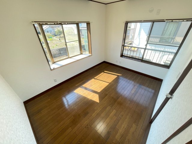 落ち着いた色調の寝室です