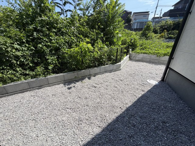 あきる野市平沢第2の庭|ちょっとしたお庭もございます。倉庫置き場や夏の水遊びに最適です。