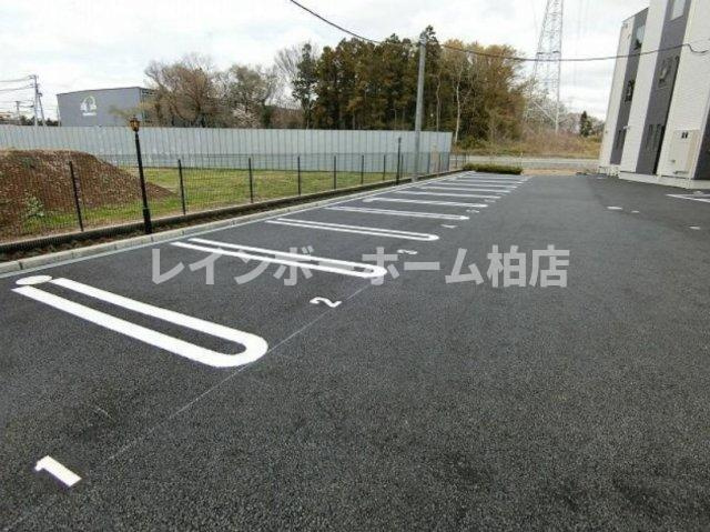 仲介手数料（賃料の1.10ヵ月）の50％OFF対象物件！の駐車場|車をお持ちの方に嬉しい駐車場付きの物件です