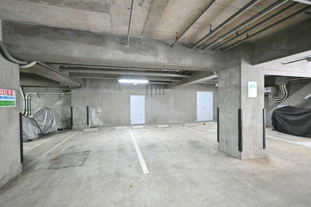 狛江市岩戸南１丁目の賃貸マンションの駐車場