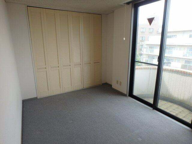 狛江市岩戸南１丁目の賃貸マンションの寝室