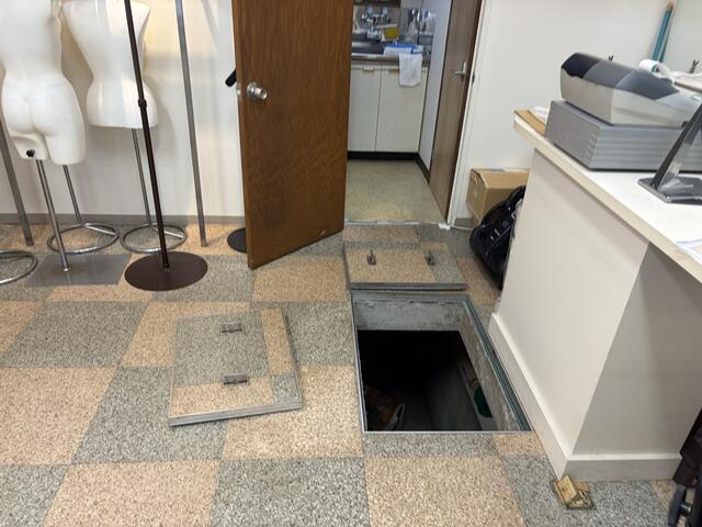 すずらん通り１階店舗の玄関