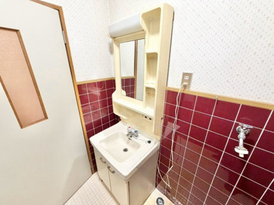 【洗面所】 | 浜寺石津町西４丁　中古一戸建 | ゆとりのある洗面室ですよ！朝の身支度もスムーズにできますね♪ 