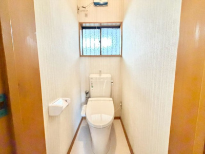 【トイレ】 | 浜寺石津町西４丁　中古一戸建 | トイレ１階と２階の２ヶ所あります　忙しい朝や家族の多いご家庭も安心ですね！