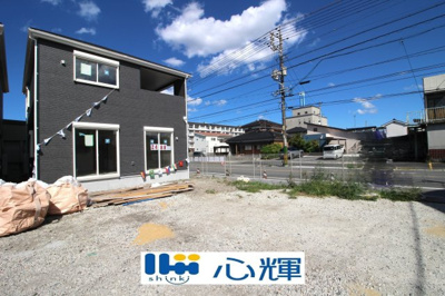 【外観】 | クレイドルガーデン山陽小野田市中央 第2（4号棟） | 現地（2026年10月7日撮影）
車もゆったり駐めることができます。ぜひ現地をご覧ください。
