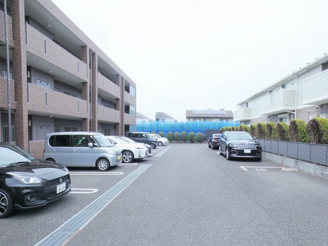 ロイヤル・レジデンス弐番館の駐車場