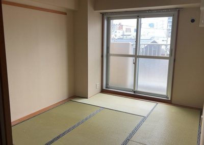 【寝室】 | パークサイド町田 | 落ち着いた雰囲気の5.5帖の洋室は、主寝室としても快適にご利用いただけます。南西向きの窓から心地よい自然光が差し込み、毎朝気持ちよく目覚められます。収納も備わっており過ごしやすいプライベート空間です。