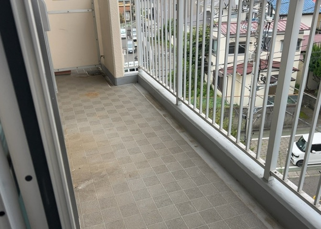 【バルコニー】 | パークサイド町田 | 7.34㎡の広さを誇る南西向きのワイドバルコニーです。陽当り・通風ともに良好で、毎日の洗濯物や布団干しもスムーズに行えます。開放感のある空間で、爽やかな風を感じながらリフレッシュできます。