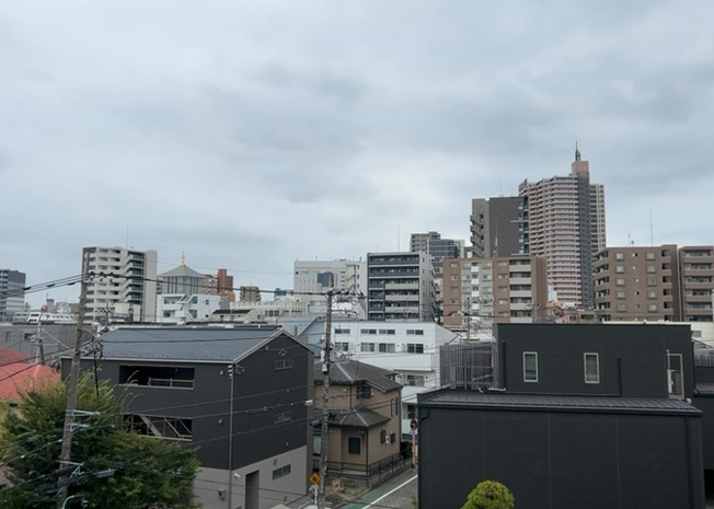 【展望】 | パークサイド町田 | 6階部分からの眺望写真です。前面に遮るものがなく、開放的な景色と豊かな陽光が広がります。原町田ふるさとの森の緑を感じられる周辺環境で、季節の移り変わりをバルコニーから楽しむことができます。