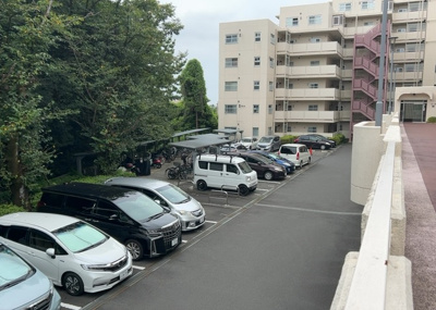 【駐車場】 | パークサイド町田 | 敷地内には月額16000円で利用可能な駐車場がございます。平面駐車場のためお車の出し入れもスムーズに行えます。空き状況や対応車種の詳細については、お気軽に当社までお問い合わせ・ご確認ください。