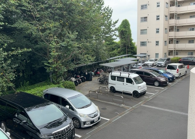 【駐輪場】 | パークサイド町田 | マンション敷地内に整備された駐輪場です。自転車をお持ちの方も安心して保管でき、駅までの移動や近隣へのお買い物にも大変便利です。空き状況やご利用条件については事前にスタッフまでお尋ねください。