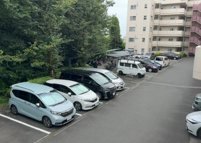 【駐車場】 | パークサイド町田 | 敷地内に確保された平面駐車場です。出入りしやすい配置となっており、お持ちのお車のサイズに合わせて現地で使い勝手をご確認いただけます。月額16000円で大切な愛車を近場に駐めていただけます。