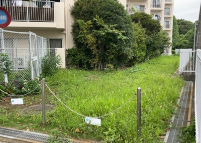 【庭】 | パークサイド町田 | マンション敷地内の豊かな緑を感じられるスペースです。物件周辺は原町田ふるさとの森まで徒歩5分（約322m）と自然環境に恵まれており、都会の利便性と豊かな自然を両立した快適な暮らしが叶います。