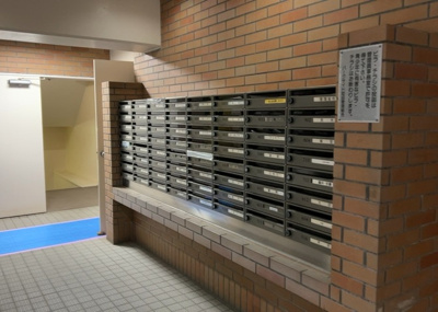 【設備】 | パークサイド町田 | エントランス近くに設置された集合郵便受けです。ダイヤルロック等の防犯対策が施されており、大切な郵便物を安心して受け取ることができます。日々の出し入れがしやすい配置で使い勝手も良好な共有設備です。