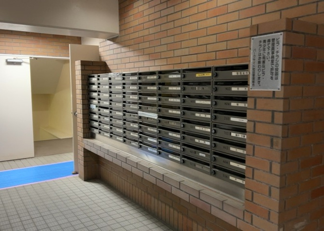 【設備】 | パークサイド町田 | エントランス近くに設置された集合郵便受けです。ダイヤルロック等の防犯対策が施されており、大切な郵便物を安心して受け取ることができます。日々の出し入れがしやすい配置で使い勝手も良好な共有設備です。