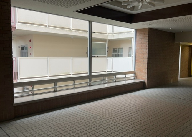 【ロビー】 | パークサイド町田 | 住まう方々のコミュニケーションやちょっとした休憩に利用できる共用ラウンジスペースです。清掃が行き届いた綺麗な空間で、マンションの丁寧な管理体制が窺えます。落ち着いた雰囲気で寛ぐことができます。