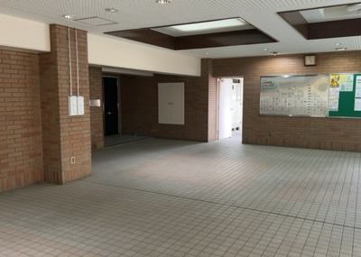 【ロビー】 | パークサイド町田 | エントランスから続く広々としたロビー空間です。明るく整然とした雰囲気が保たれており、管理体制の良さを実感していただけます。ご住居へのアプローチとして、住まう方を温かく迎えてくれる共有部です。