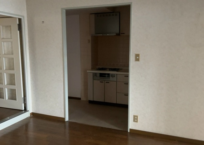 【キッチン】 | パークサイド町田 | 調理スペースと食事スペースが一体となった使い勝手の良いダイニングキッチン。対面カウンター越しに家族との会話が弾みます。フローリング張替済みの清潔な空間で、毎日のお料理と食事が楽しくなります。