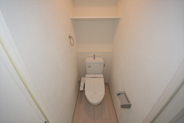 大阪市大正区三軒家西１丁目の賃貸マンションのトイレ
