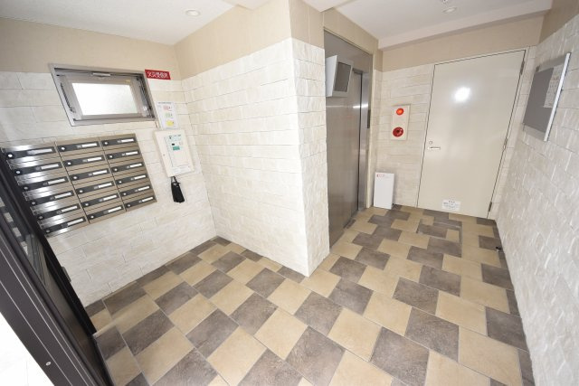 大阪市大正区三軒家西１丁目の賃貸マンションのエントランス
