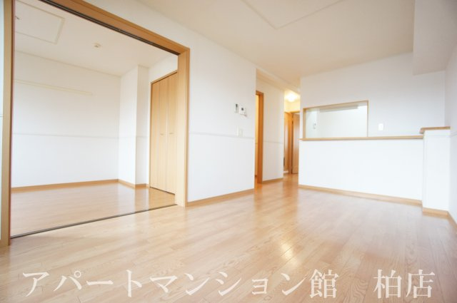 ブラウンヒルズⅡの居間・リビング