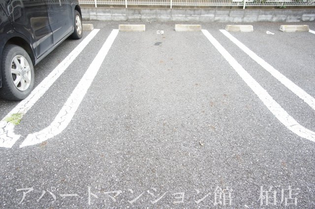 ブラウンヒルズⅡの駐車場